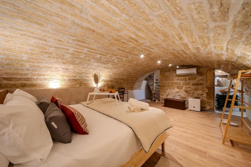 La Suite Eximia Avec Patio - Parking Souterrain Inclus - Centre Historique Montpellier Exteriör bild